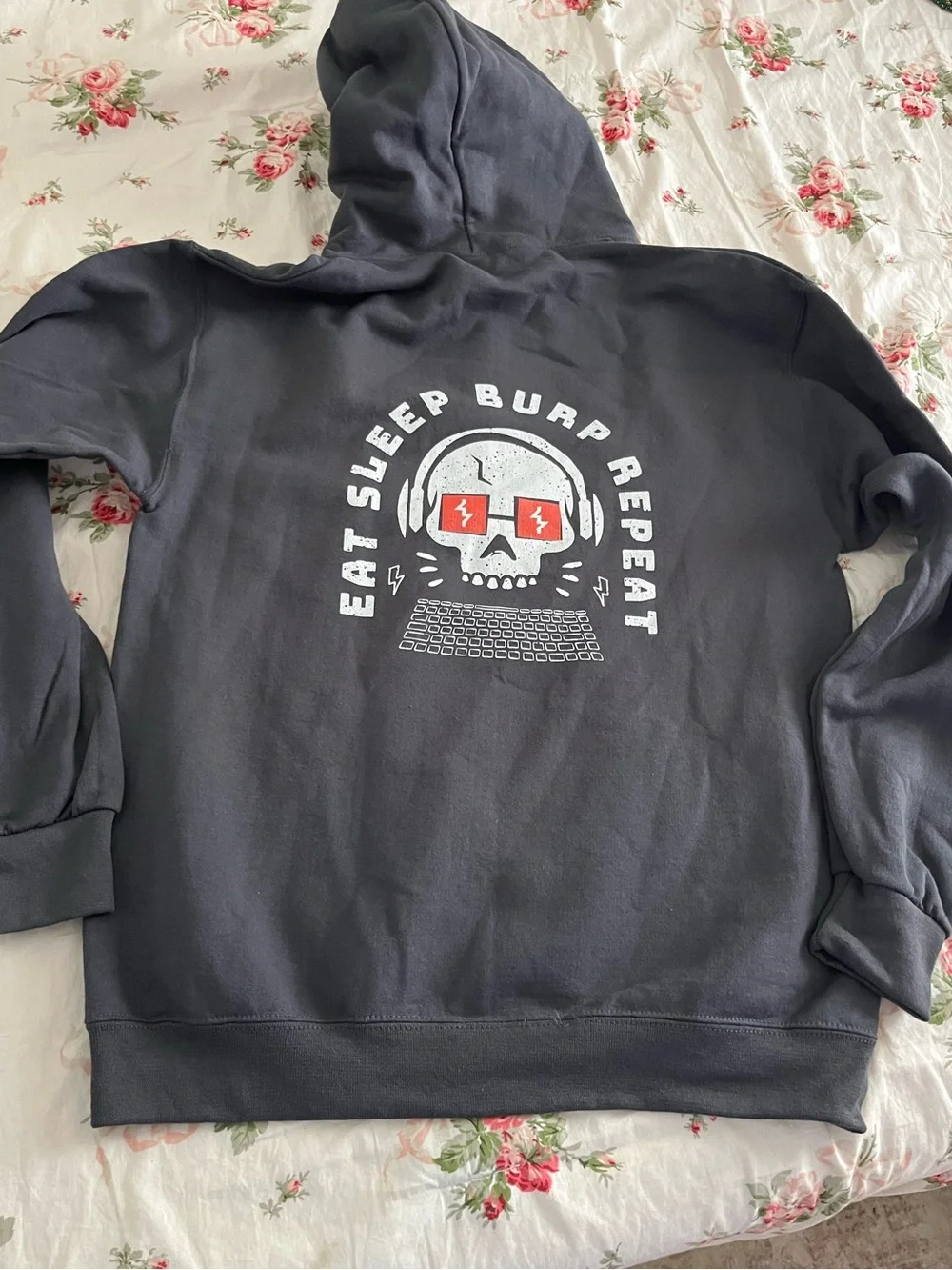 Graphic Skull Pullover Hoodie in Charcoal size M